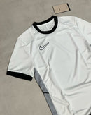 Kit NK com 1 camisa, 1 short dry fit e 1 chinelo